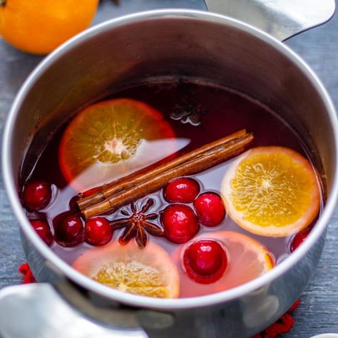 Mulled Wine Recipe Slow Cooker, Simple Mulled Wine Recipe, Non Alcoholic Mulled Wine, Homemade Mulled Wine, Gingerbread Hot Chocolate, Recipe Slow Cooker, Mulled Wine Recipe, Wine Recipe, Mulling Spices