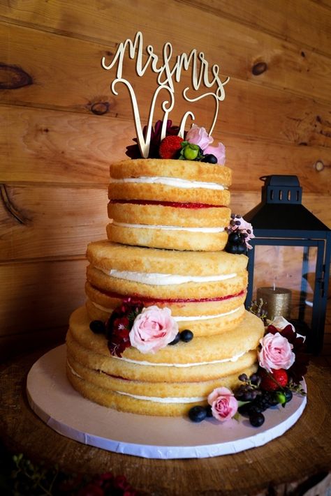 Sweet Angel Food Naked Cake with Rustic Tiered Florals Angel Food Cake Wedding, Rustic Wedding Cupcake Display, Awesome Wedding Ideas, Brunch Weddings, Rustic Wedding Foods, Pink Wedding Inspiration, Catering Desserts, Frosting Tips, Spring Cake