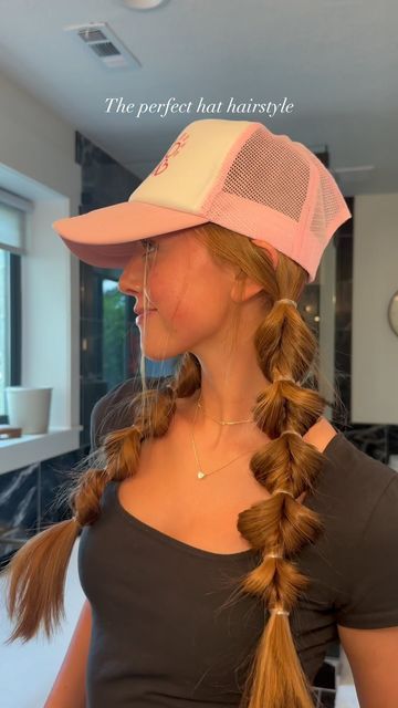 April Nelson Sanders on Instagram: "cute hat hair >>>   hat is from @drink.baobab and it’s SO CUTE 💗  #hair #hathairstyles #hairtutorial #easyhairstyles #hairinspo" Curly Hair With Visor Hat, Visor Hat Hairstyles Work, Cute Everyday Hairstyles For Long Hair, Hairstyle With Hats, Hairstyles For Trucker Hats, Hairstyles In A Hat, Women’s Hairstyles With Hat, Cute Hairstyles For Hats, Long Hair With Hat Hairstyles