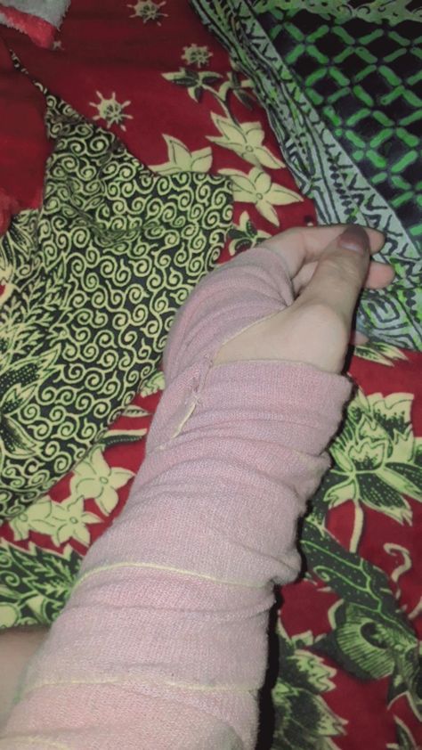 Crepe Bandage Hand Snap, Bandage Hands Snapchat, Injured Snapchat Story, Bandage Snapchat Story, Hand Fracture Snap, Bandage Snap, Hand With Bandage, Hand Fracture, Bandage On Hand Dpz