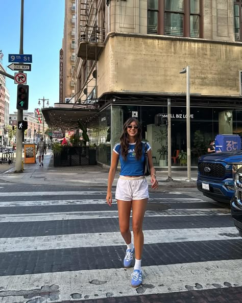 Blue Gazelle Adidas Outfit, Blue Adidas Outfit, Los Angeles Street Style, Adidas Gazelle Outfit, Adidas Samba Outfit, Samba Outfit, La Outfits, Brazilian Style, Outfit Inspo Summer