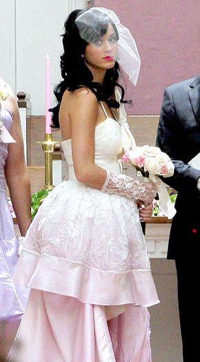 Hot and Cold Wedding Dress Katy Perry Halloween, Katy Perry Costume, Katy Perry Outfits, 2000s Pop Culture, Cold Wedding, Katy Perry Hot, John Meyer, Met Gala Outfits, Dresses Wedding Guest