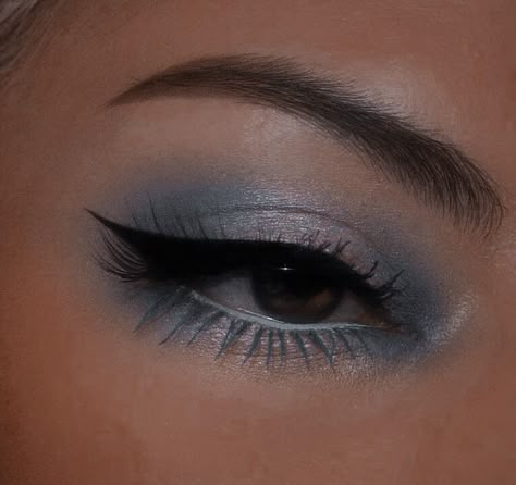 Light Blue Xv Makeup, Blue Eye Makeup Quince, Makeup Looks Navy Blue, Makeup For Sky Blue Dress, Periwinkle Makeup Looks, Prom Makeup For Light Blue Dress, Sweet 16 Makeup Looks, Blue Quince Makeup, Sky Blue Makeup