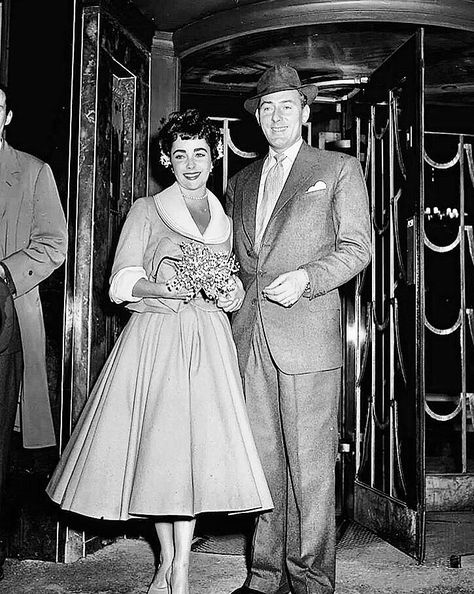 Elizabeth Taylor & Michael Wilding on their wedding day (1952) Elizabeth Taylor's Husbands, Elizabeth Taylor Style, Edward Wilding, Father Of The Bride Outfit, Michael Wilding, Helen Rose, Celebrity Wedding Photos, Michael Todd, Celebrity Bride