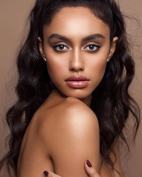 Nikki Amitoelau Indian Skin Makeup, Skin Tone Makeup, Tan Skin Tone, Tanned Makeup, Brown Skin Makeup, Soft Glam Makeup, Bold Makeup, Bridal Makeup Looks, Indian Bridal Makeup