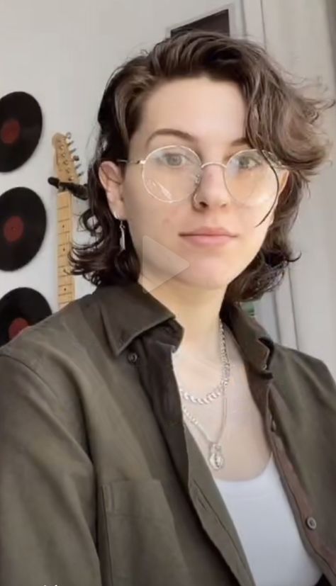 Short Gen Z Hair, Nonbinary Medium Hair, Queer Haircut Long Hair, Queer Wavy Hair, Gender Neutral Haircuts Oval Face, Amab Enby Haircuts, Amab Nonbinary Hair, Queer Wolfcut, Lesbian Haircut Round Face