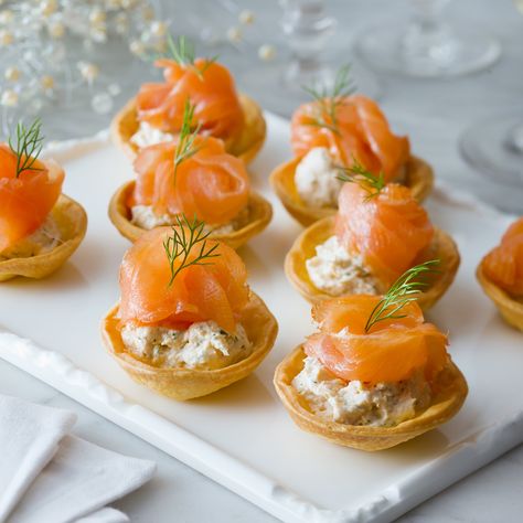 Recipe Smoked Salmon Canapes, Salmon Canapes, Fancy Appetizers, Impressive Recipes, Chicken Pasta Recipes, Delicious Dinner Recipes, Smoked Salmon, Dessert For Dinner, Chicken Dinner Recipes