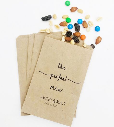 Wedding Trail Mix Bar, Wedding Snack Bags, Trail Mix Bar, Wedding Food Bars, Favor Bags Wedding, Diy Wedding Food, Wedding Snacks, Graduation Favors, Soft Sugar Cookies