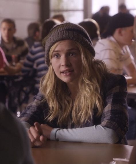 2010 Outfits, Britt Robertson, Life Unexpected, Episode 3, Season 1, Cool Girl, Winter Hats, Outfit Ideas, Tv Shows