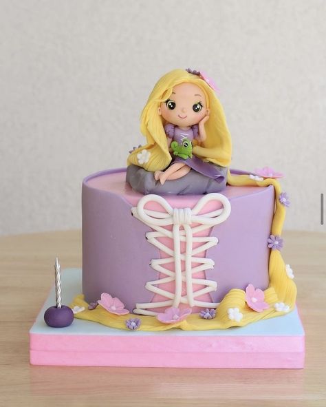 Rapunzel Cake Ideas Simple, Princess Rapunzel Cake, Rapunzel Torte, Tangled Cupcakes, Belle Birthday Cake, Rapunzel Birthday Cake, Pastel Frozen, Bolo Rapunzel, Frozen Themed Birthday Cake