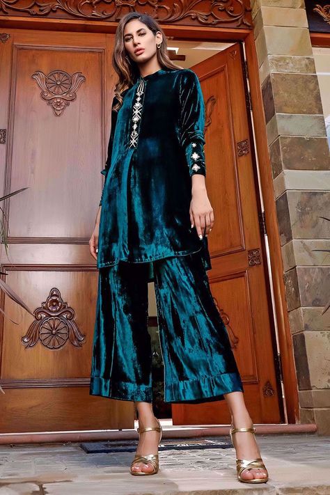 Velvet Jackets Women, Velvet Dresses Outfit, Velvet Kurti, Velvet Suit Design, Silk Kurti Designs, Shadi Dresses, Velvet Dress Designs, Trouser Suit, Velvet Suit