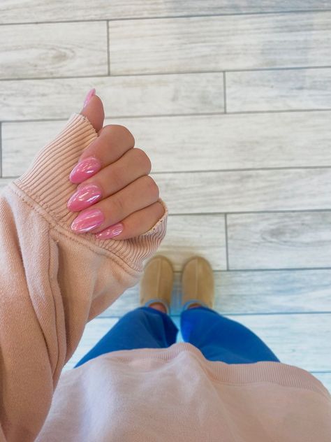 Pink nail ideas Hayley Bieber Nails Pink Chrome, Pink Hailybiber Nails, Hot Pink Hailey Bieber Nails, Haley Bieber Nails Pink, Hailey Bieber Nails Pearl Pink, Pink Hayley Bieber Nails, Hailey Bieber Pink Nails, Spencer Barbosa Nails, Hailey Beiber Nails Pink