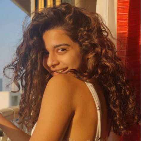 Curly Hair Actresses, Hair Home Remedies, Raw Mango Sarees, Simple Kurta, Twinkle Khanna, Mithila Palkar, Skin And Hair Care, Skincare And Haircare, Things That Go