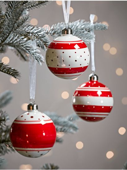 Hand Painted Bauble, Red Christmas Tree, Glass Bauble, Christmas Trends, 2020 Trends, Silver Glass, Silver Christmas, Traditional Christmas, Xmas Ornaments