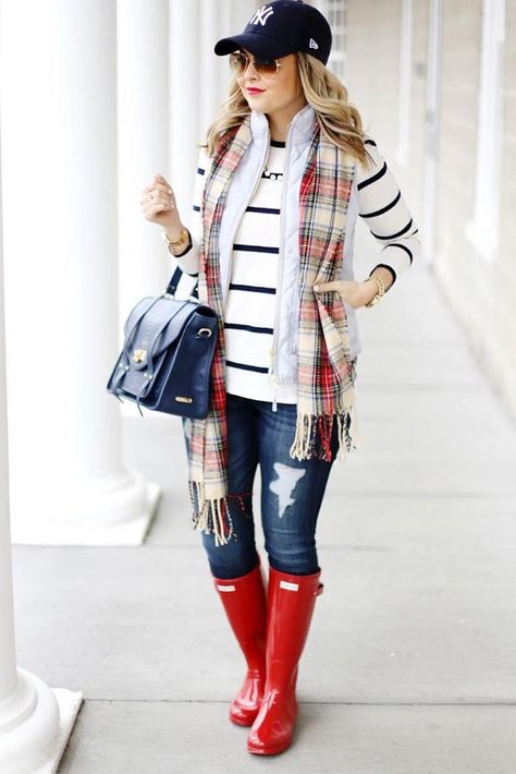 Rain boots are practical and stylish and can really dress up any fall or winter outfit. Check out these 15 trendy ideas for outfits with cute boots. Cold And Rainy Outfit, Casual Outfits For Work, Rainboots Outfit, Rainy Day Outfits, Rain Boot Outfit, Rainy Day Outfit For Work, Dr Martens Outfit, Spring Jeans, Rainy Day Fashion