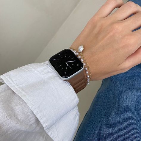 Apple Bracelet, Apple Watch Leather Band, Brown Apple, Apple Watch Fashion, Apple Watch Leather Strap, Baby Pink Nails, Apple Watch Bracelets, Simple Watches, Apple Band