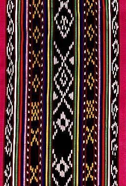 this would make an awesome decoration framed with a Keris and Sibat Traditional Filipino Tattoo, Ethnic Print Pattern, Filipino Tattoos, Filipino Art, Philippine Art, Batik Pattern, Weaving Projects, Traditional Fabric, Ethnic Patterns