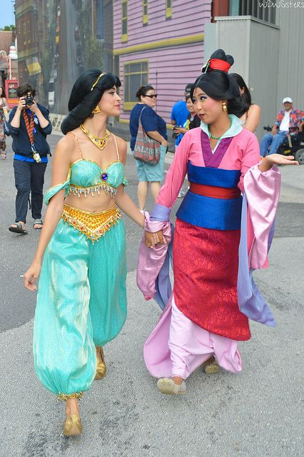 Jasmine And Mulan, Wig Reference, Mulan Halloween, Disneyland Face Characters, Retro Cosplay, Disneyland Princess, Disney Dress Up, Disney Jasmine, Fantasia Disney