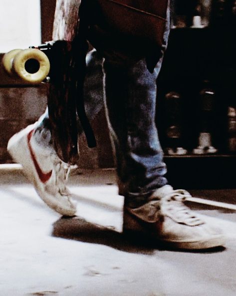 Michael J. Fox as Marty McFly in Back to the Future (1985 movie) dir. Robert Zemeckis 🏷 80s Aesthetic Vintage Retro Icon Wallpaper 80s Wallpaper Desktop, Michael J Fox Back To The Future, Michael J Fox Wallpaper, Marty Mcfly Aesthetic, Michael J Fox 80s, 80s Aesthetic Vintage, Back To The Future Aesthetic, Brad Pitt Long Hair, Johnny Depp Hairstyle