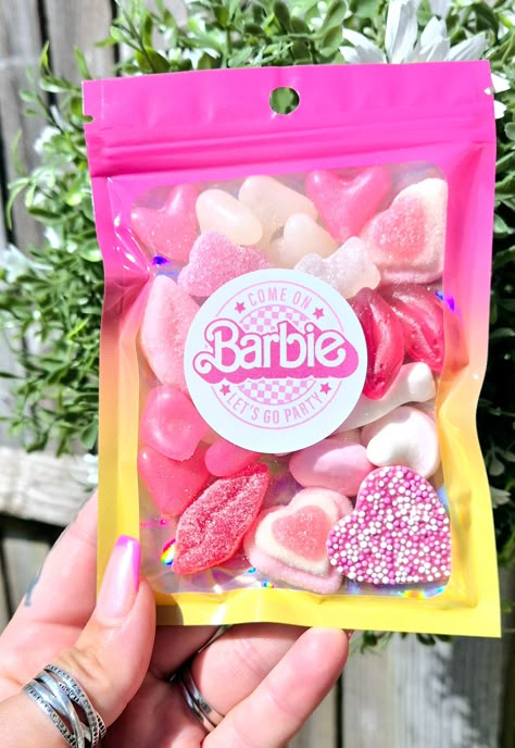 Barbie 16th Birthday Party, Barbie 8th Birthday Party, Party Bags Pink, Barbie Candy Bar Ideas, Barbie Birthday Party Gift Bags, Kids Barbie Party, Barbie Party Bags, Barbie Sweets, Trendy Pink Party Bags