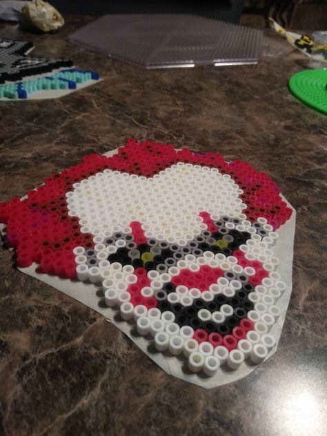 Pennywise perler bead Horror Movie Perler Bead Patterns, Pennywise Perler Beads, Horror Movie Perler Beads, Perler Bead Halloween Patterns, Horror Perler Beads, Peter Beads, Perler Halloween, Disney Stencils, Beads Halloween