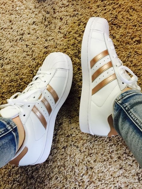 Luxury Cream Adidas Sneakers, Adidas Shoes Women Superstar, Adidas Superstar Gold, Adidas Superstar Supercolor, Rose Gold Adidas, Gold Adidas, Adidas Originals Superstar, Shoe Inspo, Adidas Superstar Sneaker