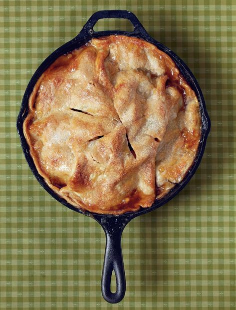 Skillet Apple Pie, Thanksgiving Pie Recipes, Southern Living Recipes, Iron Skillet Recipes, Easy Apple Pie, Cream Biscuits, Easy Skillet, Dessert Simple, Cast Iron Skillet Recipes