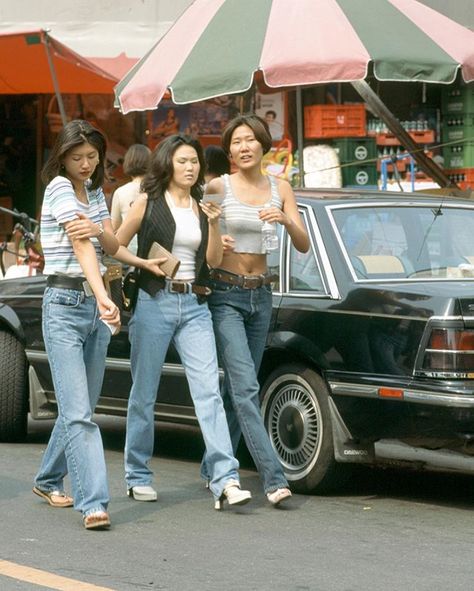 Street style in South Korea from the 1990's. "Korea in the 1970s and '80s had no fashion industry at all. It hardly had any industries to… Japan 90s Fashion, 90s Asian Fashion, 90s Japanese Fashion, 90s Street Style, Vintage Street Fashion, 00s Fashion, Japanese Pop Culture, Mode Inspo, Fashion Korean