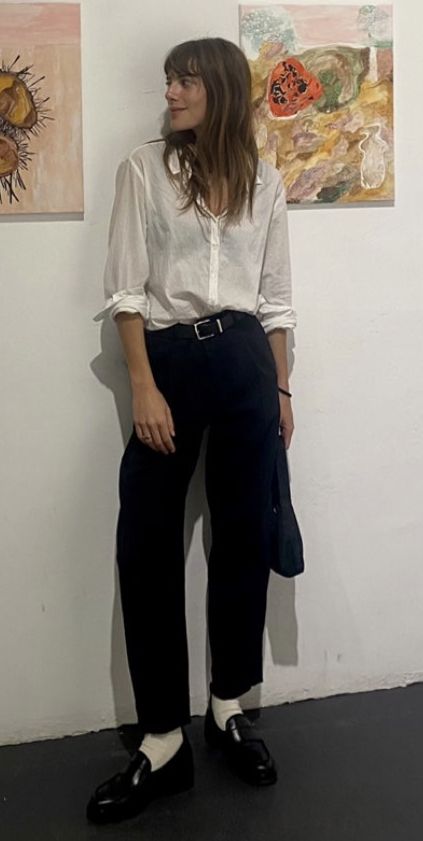 Professor Women Outfit, Professor Chic Style, Modern Professor Outfit, Economics Student Aesthetic Outfit, Summer Professor Outfit, English Professor Aesthetic Outfit, Female Gaze Outfits Women, Oxford University Aesthetic Outfit, Museum Worker Outfit