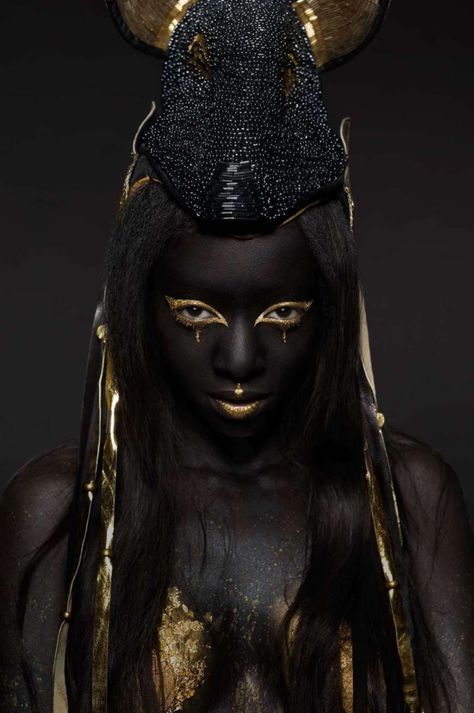 Anubis Makeup, Egypt Makeup, Anubis And Horus, Historical Makeup, Cat Halloween Makeup, Egyptian Makeup, Creepy Halloween Makeup, Gods Of Egypt, Cool Halloween Makeup