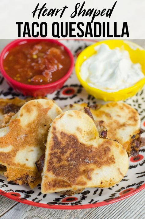 Taco Quesadillas, Easy Quesadilla, Quesadilla Recipes Easy, Valentines Food Dinner, Valentines Party Food, Heart Shaped Food, Valentines Snacks, Quesadilla Recipe, Valentine Dinner