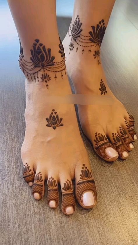 Mehendi In Leg, Mehendi On Feet Simple, Old Style Mehndi Design, Mehendi On Leg, Mehandi Foot Designs, Feet Mendhi Simple, Nail Art For Leg Nails, Mehendi Feet Design, Mehendi Design For Foot