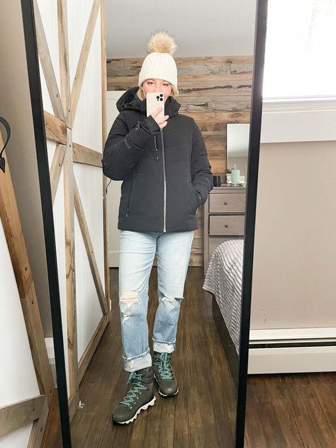 Duck Boot Outfits Women, Duck Boots Straight Leg Jeans, Straight Leg Jeans With Hiking Boots, Mom Jeans Winter Boots, Jeans And Snow Boots Outfit, Hiking Boots And Jeans Outfit, How To Style Duck Boots Outfit Ideas, Winter Boots And Jeans Outfit, How To Wear Duck Boots With Jeans