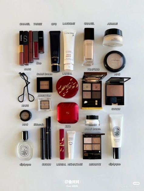 https://www.instagram.com/highoffhell/ Capsule Makeup Collection, Capsule Makeup, Advanced Makeup, Makeup Luxury, Makeup Bag Essentials, Subtle Makeup, Makeup Package, Ulzzang Makeup, Luxury Makeup