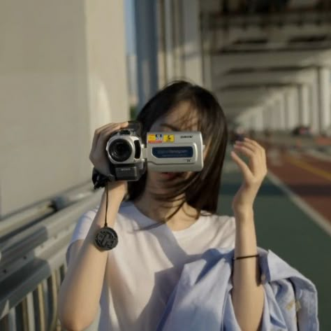 sinb iq Take A Photo, Japanese Aesthetic, Take A Picture, Cinematic Photography, Jolie Photo, Pose Reference Photo, Aesthetic Images, 인물 사진, Hair Tips