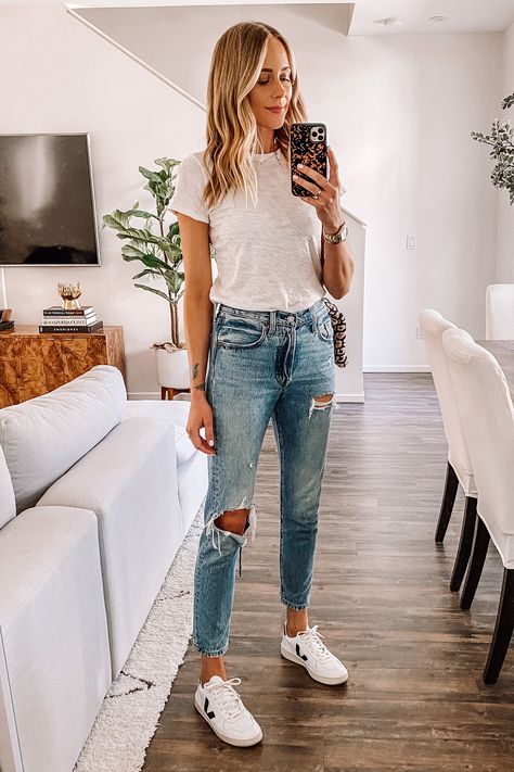 Boyfriend Jeans Outfit, White Sneakers Outfit, Ripped Jeans Outfit, Jeans Outfit Winter, Mom Jeans Outfit, Jeans Outfit Women, Dressy Casual Outfits, Ripped Boyfriend Jeans, Amy Jackson