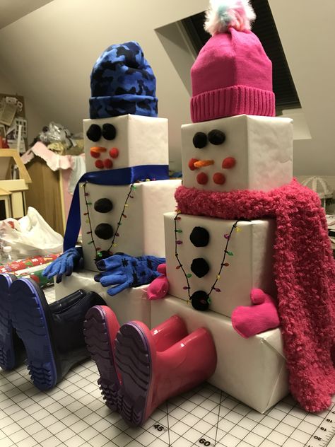 Gift Tower Ideas, Snowman Gift Tower, Diy Snowman Gifts, Christmas Present Wrap, Christmas Wrapping Diy, Christmas Presents For Kids, Gift Towers, Snowman Hat, Creative Christmas Gifts