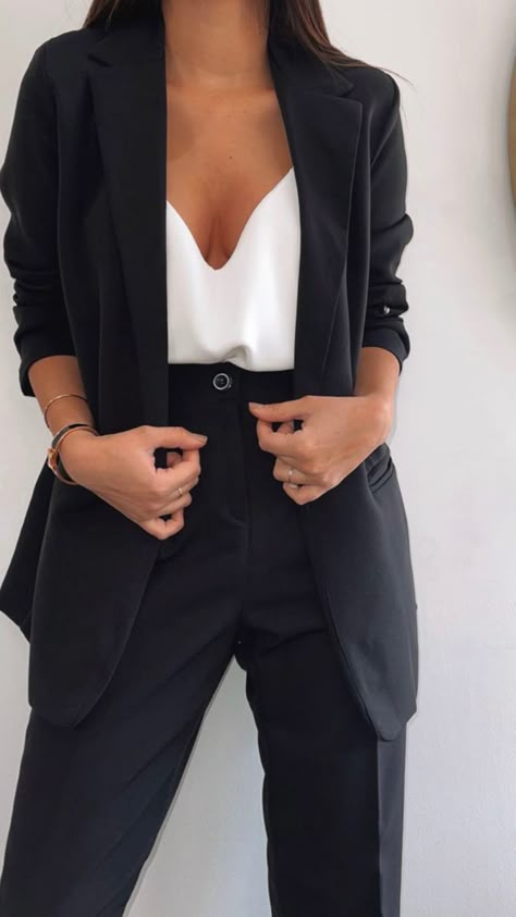 Blazer y pantalon de vestir negro Pantalon Sastrero Outfit Noche, Outfit Elegantes, Neat Casual Outfits, Fashionable Work Outfit, Lawyer Outfit, Look Formal, Body Outfit, Outfit Mujer, How To Make Shoes