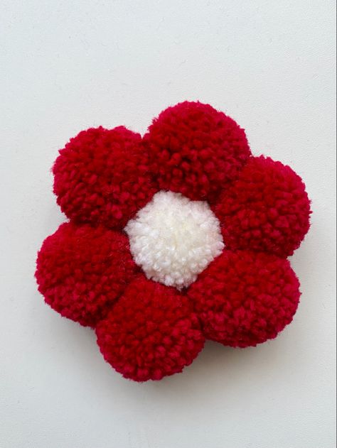 Pom Pom Fashion, Diy Pom Poms, Pom Pom Wreath, Pom Pom Crafts, Wool Art, Pom Pom, Raspberry, Crochet Earrings, Arts And Crafts