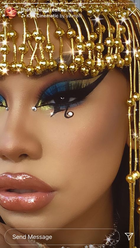 Modern Egyptian Makeup, Gold Goddess Makeup, Goddess Makeup Look, Decade Makeup, Makeup Shoot Ideas, Black Mermaid Art, Egyptian Queen Costume, Cleopatra Makeup, Rouge Makeup