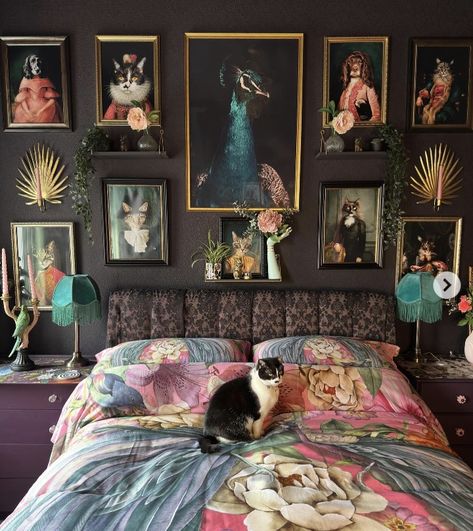 Grey Maximalist Bedroom, Cat Bedroom Ideas, Private Toilet, Cat Bedroom, Moody Home, Bedroom Ambiance, Pink Sofa, Bedroom Bliss, Gorgeous Bedrooms