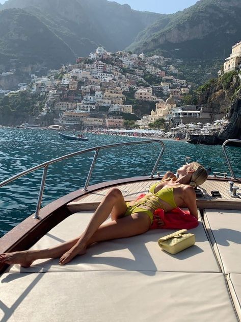 Positano Beach, Boat Pose, Leonie Hanne, Casual Chic Summer, Boat Pics, Positano Italy, Vacation Looks, Europe Summer, Italian Summer