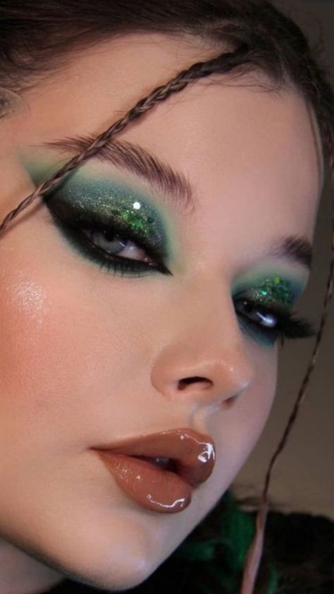 Fairy Makeup Green, Dark Green Makeup Looks, Dark Green Makeup, Eye Makeup Dark, Green Makeup Looks, Dark Fairy Makeup, Fairy Eye Makeup, Fairy Eyes, Makeup Nude