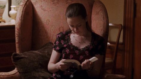 Rory Gilmore Party, Rory Reading, Rory Gilmore Reading, At A Party, Rory Gilmore, Aesthetic Hair, Gilmore Girls, Reading