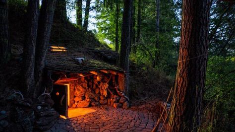 Underground cabin in Oregon Cottage Tree House, Remote Living, Modern Tiny Homes, Rental Property Ideas, Joseph Oregon, Underground Home, Camping Pods, Eco Project, Nature Houses