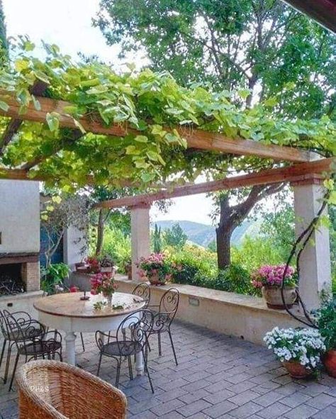 Tuscan Balcony, Tuscan Landscape Design, Tuscan Backyard, Tuscan Courtyard, Oasis Backyard, Beautiful Home Gardens, Beautiful Patios, Backyard Garden Design, Outdoor Retreat