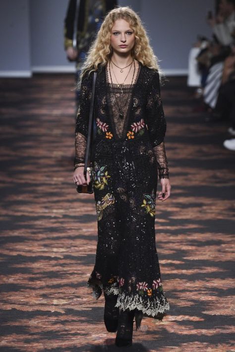 Etro-2016-Fall-Winter-Runway48 Cowgirl Witch Aesthetic, Ethereal Goth Outfit, Black Witch Outfit, Witchy Boho Fashion, Dark Ethereal Outfit, Bohemian Runway, Whimsical Goth Outfits, Whimsical Clothes, Goth Bohemian