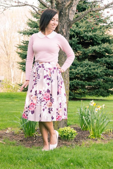 Review Australia jumper & floral midi skirt Librarian Chic Outfits, What Not To Wear, Modcloth Style Gallery, Outfits Jeans, Floral Midi Skirt, Floral Print Skirt, Fashion Gallery, Classic Outfits, Dress With Cardigan