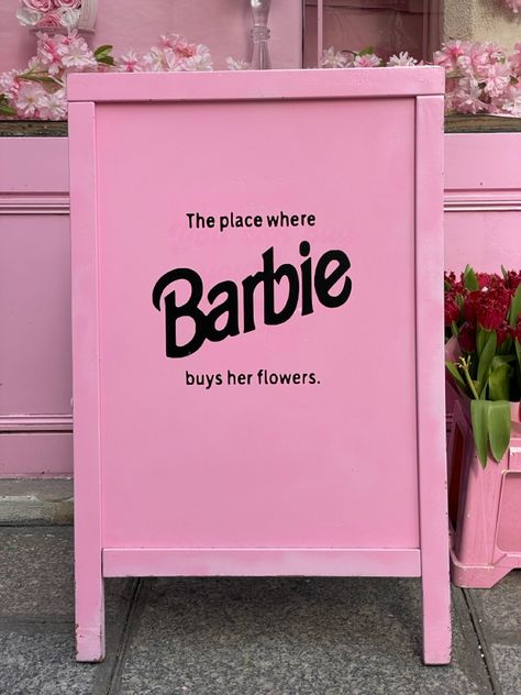 #paris #pinterestinspired #parisienne #parisianlifestyle #travel #travelgram #barbie #pink #quotes #aesthetic Pink Store Aesthetic, Enha Selca, Pink Business Aesthetic, Travel Barbie, Cafe Board, Shop In Paris, Business Aesthetic, Temporary Store, Shop Aesthetic