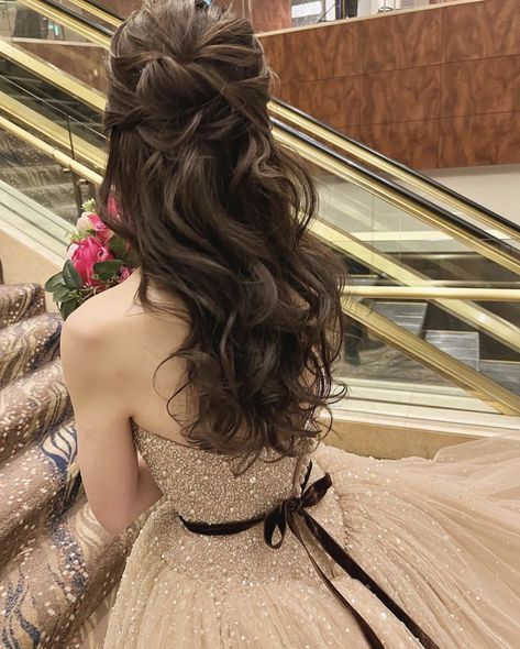 Elegant Asian Hairstyles, Hairstyle For Gown Indian Wedding, Debut Hairstyles, Sweet 16 Hairstyles, Sanggul Modern, Hairstyle Prom, Architectural Ideas, Guest Hair, Hoco Hairstyles